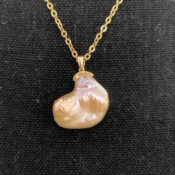 Elegant Gold Pearl Pendant Necklace - Picture 2 of 4